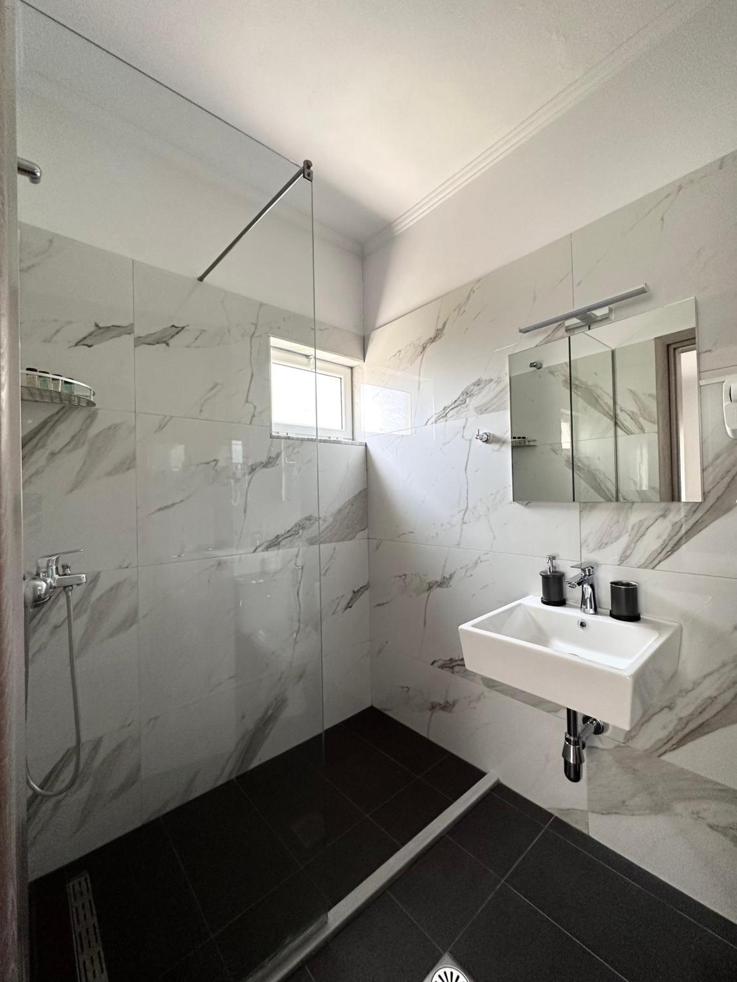 סרנדה Meto Rooms מראה חיצוני תמונה